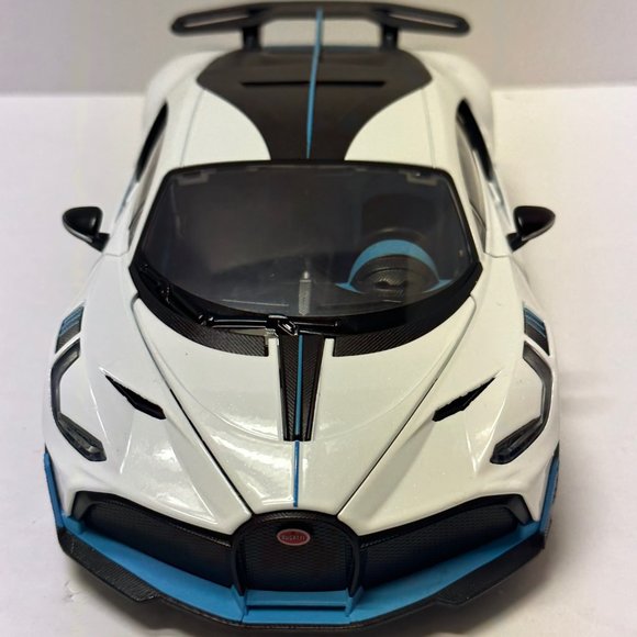 1:18 Bugatti Divo Metal Diecast With LED headlight & Taillight White - Picture 2 of 12